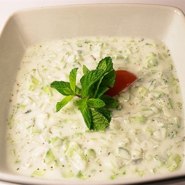 Фото рецепт Соус райта с огурцами и зеленым луком