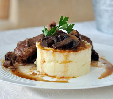 Фото рецепт Картофельное пюре с голубым сыром и соусом из грибов с карамелизованным луком