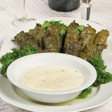 Фото рецепт Долма с соусом мацони
