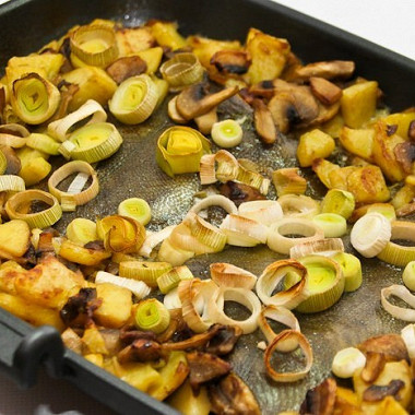 Рецепт Печеная камбала с грибами и картофелем в вине
