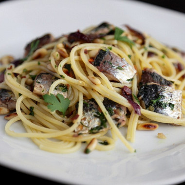 Рецепт Спагетти с сардинами и кедровыми орехами