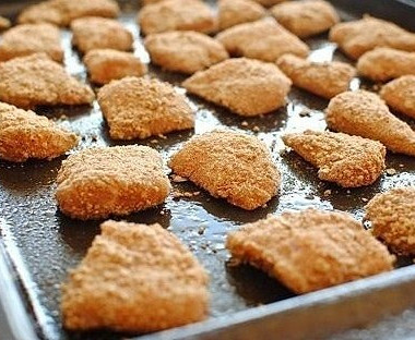Рецепт Куриные наггетсы в картофельных чипсах, запеченные в духовке