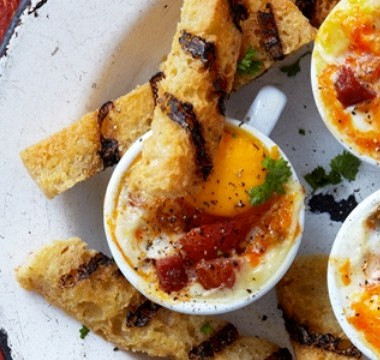 Рецепт Запеченные яйца с чоризо и сыром бри