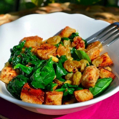 Рецепт Теплый салат из шпината, изюма и кедровых орешков