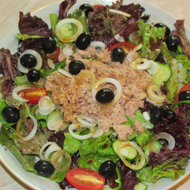 Рецепт Пикантный салат с тунцом, перцем и помидорами