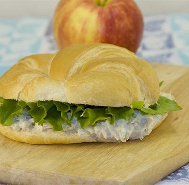 Рецепт Сэндвич с тунцом, яблоком и листьями салата