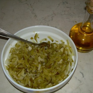 Рецепт Салат из соленых огурцов с луком и постным маслом