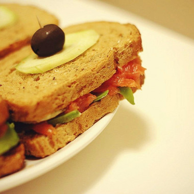 Рецепт Легкие сэндвичи с авокадо и копченым лососем