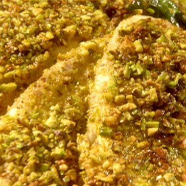 Рецепт Дорада в фисташковой корочке с мангольдом, жаренной ветчиной, сыром горгонзола и кедровыми орешками