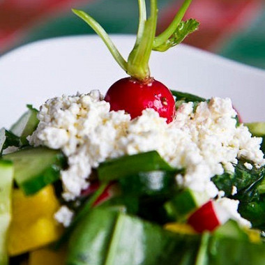 Рецепт Весенний салат с черемшой и зерненым творогом