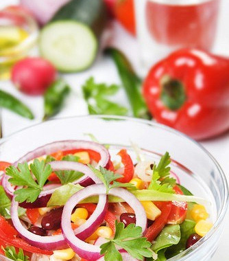 Рецепт Разноцветный фасолевый салат с кукурузой