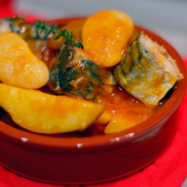 Рецепт Скумбрия, тушенная в томатном соусе с картофелем и белой фасолью