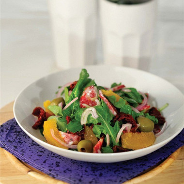 Рецепт Салат из рукколы с оливками, вялеными томатами и салями