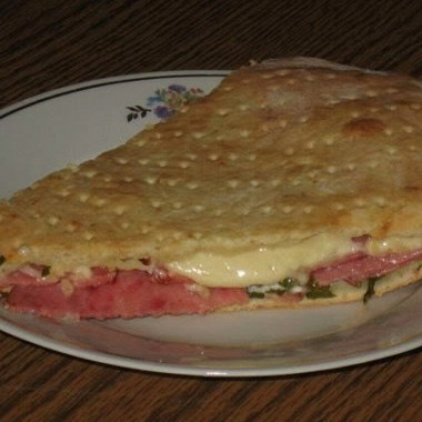 Рецепт Пирог с творогом, сыром и салями «Кальцоне»