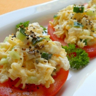 Рецепт Куриный салат на помидорах