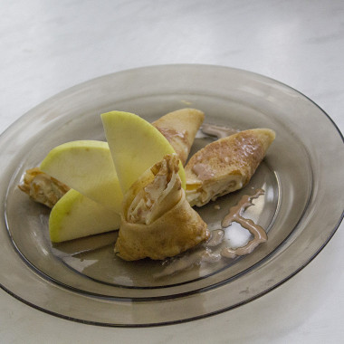 Рецепт Роллы десертные с хурмой и яблоками в русском стиле