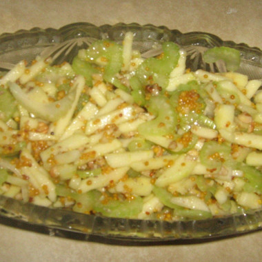 Рецепт Салат из сельдерея и яблок с горчичным винегретом