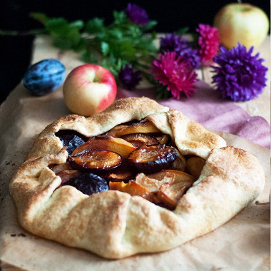 Рецепт Осенняя галета со сливами, персиками и яблоками