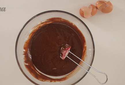 Фото приготовления рецепта: Шоколадный капкейк с кремом ганаш - шаг 4