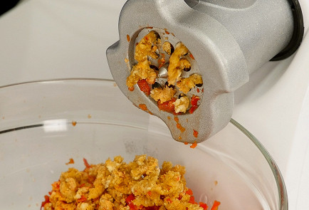 Фото приготовления рецепта: Ореховая аджика - шаг 2
