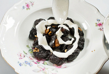 Фото приготовления рецепта: Чернослив, фаршированный грецким орехом, в сметанном соусе - шаг 3