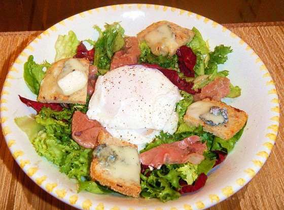 Теплый салат с пармской ветчиной, яйцом пашот и козьим сыром