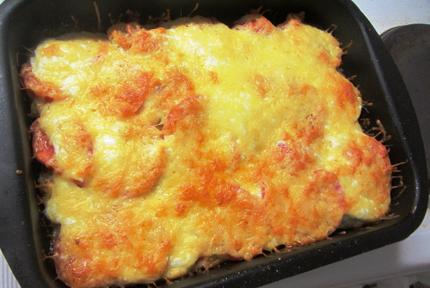 Рыбное филе, запеченное со сметаной и помидорами