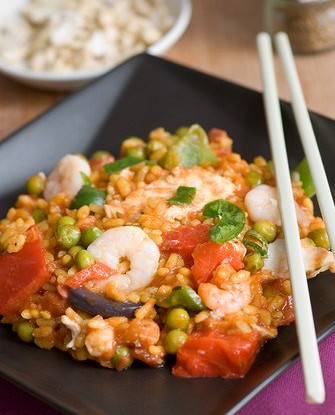 Жареные курица и креветки со сладкой кукурузой, грибами и рисом
