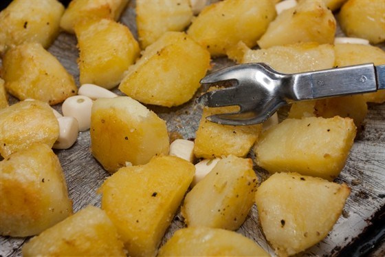Запеченный картофель с чесноком и лимоном