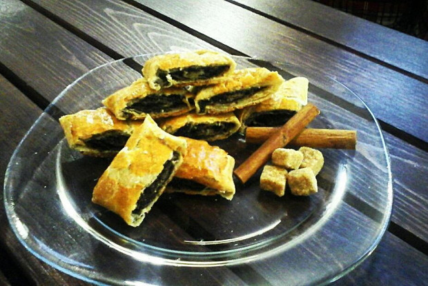 Слоеный рулет с маковой начинкой