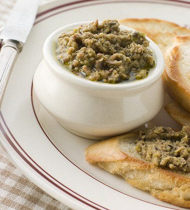 Кростини с артишоками и оливками