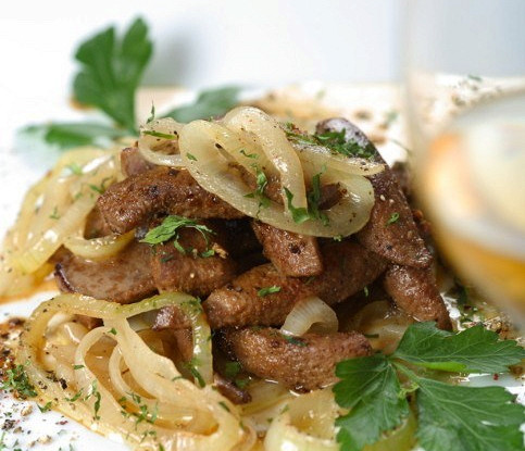 Печеное говяжье филе с карамелизованным луком и кремом из хрена