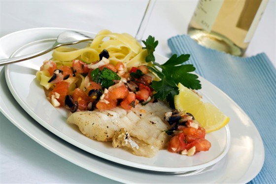 Рыбное филе, тушенное с овощами