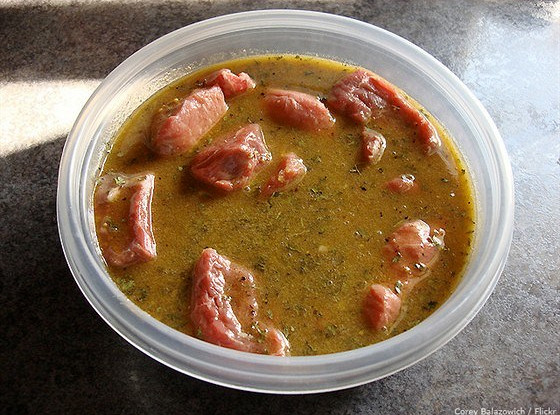 Маринад для мяса с пряными травами и лимонной цедрой