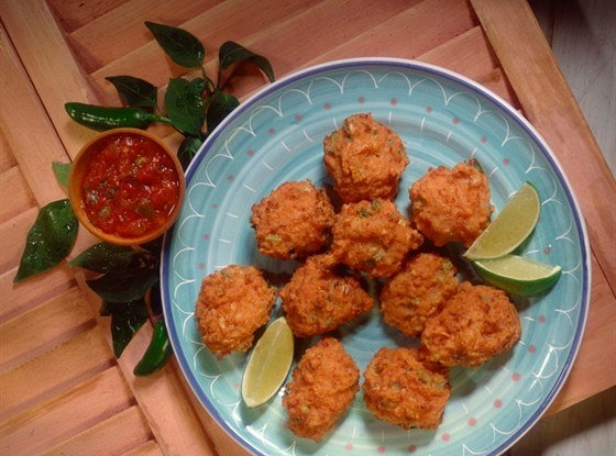 Греческие томатные оладьи с фетой (Ntomatokeftedes)