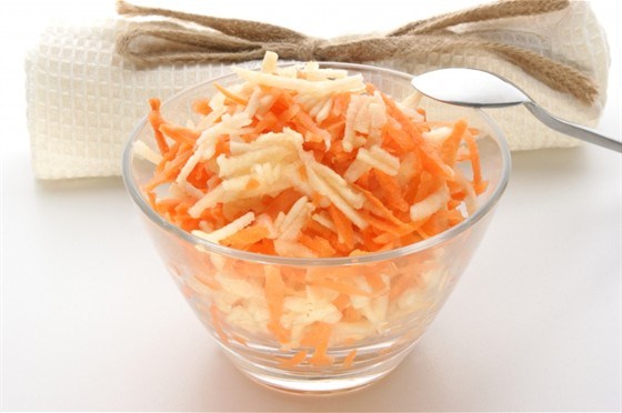 Салат из моркови, яблок и орехов