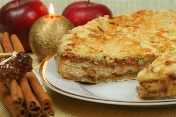 Шарлотка с орехами и корицей
