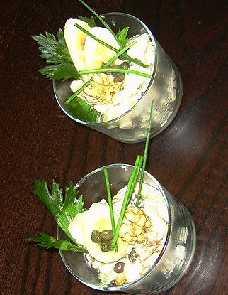 Салат из банана с сельдереем и козьим сыром