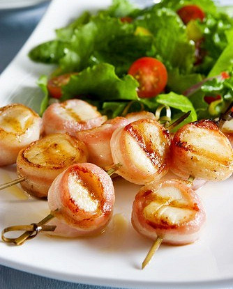 Маринованные морские гребешки на шпажках из розмарина на гриле