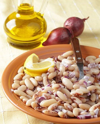 Итальянский салат из белой фасоли и красного лука
