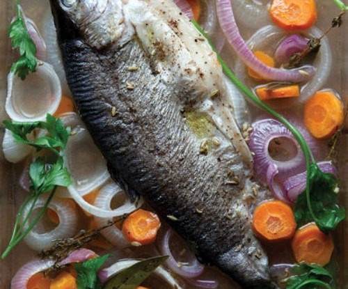 Форель пашот с луком и семенами укропа