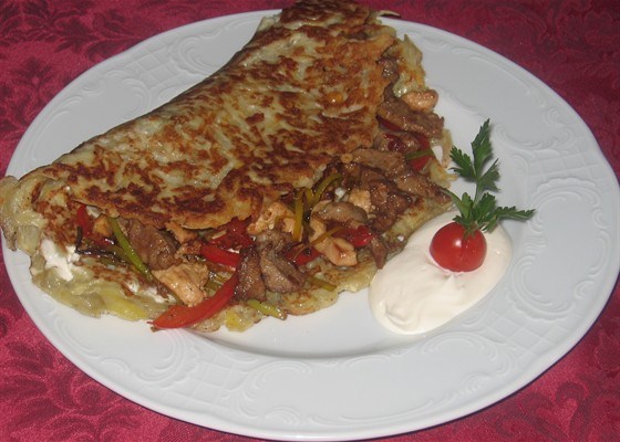 Картофельная лепешка с мясом и овощами