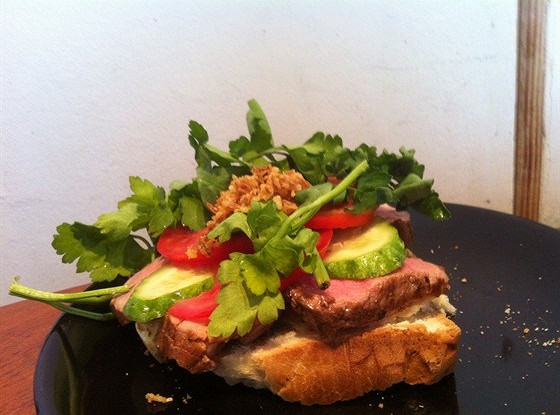 Датский открытый сэндвич (smørrebrød) с ростбифом
