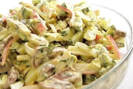 Грибной салат с крабовыми палочками и огурцами