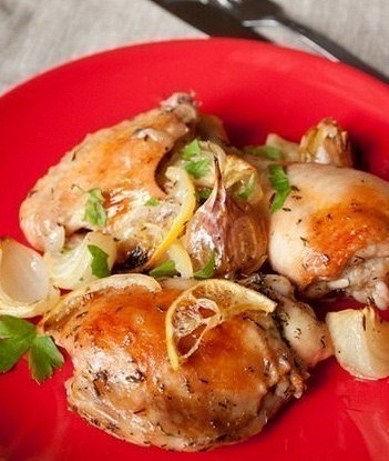 Запеченная курица с лимонами и белым вином