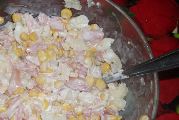 Салат из курицы грибов ананасов кукурузы