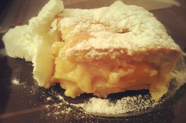 Пирог с персиками и пломбиром