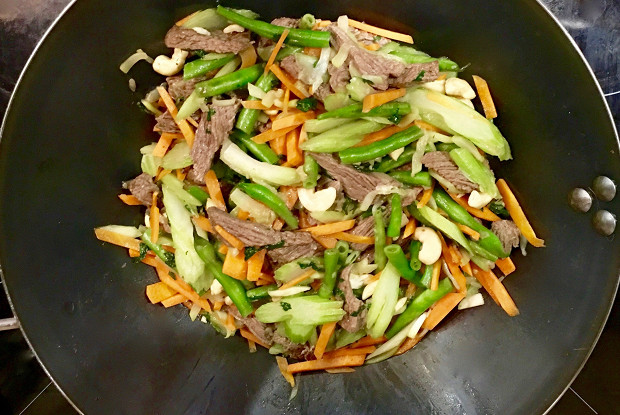 Вок с говядиной и стручковой фасолью