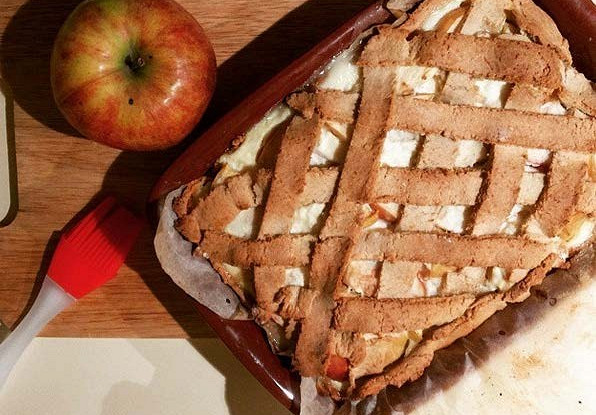 Диетическая яблочная шарлотка с творогом