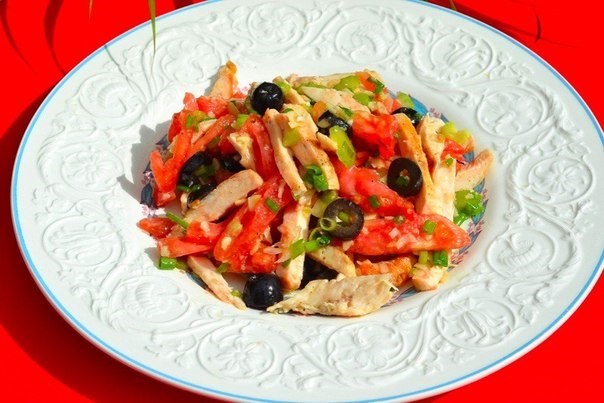 Салат из курицы с маслинами